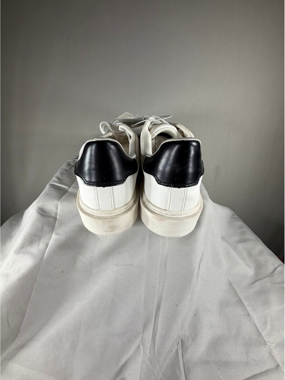 New Day Women's White Sneakers with Black Heel Accent Size 9 NWT - Picture 4 of 6